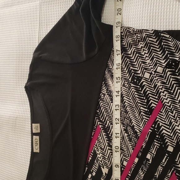 Maurices. Black, Fushia & White Silky Soft Top. Unique Hemline. Size M - Picture 6 of 10